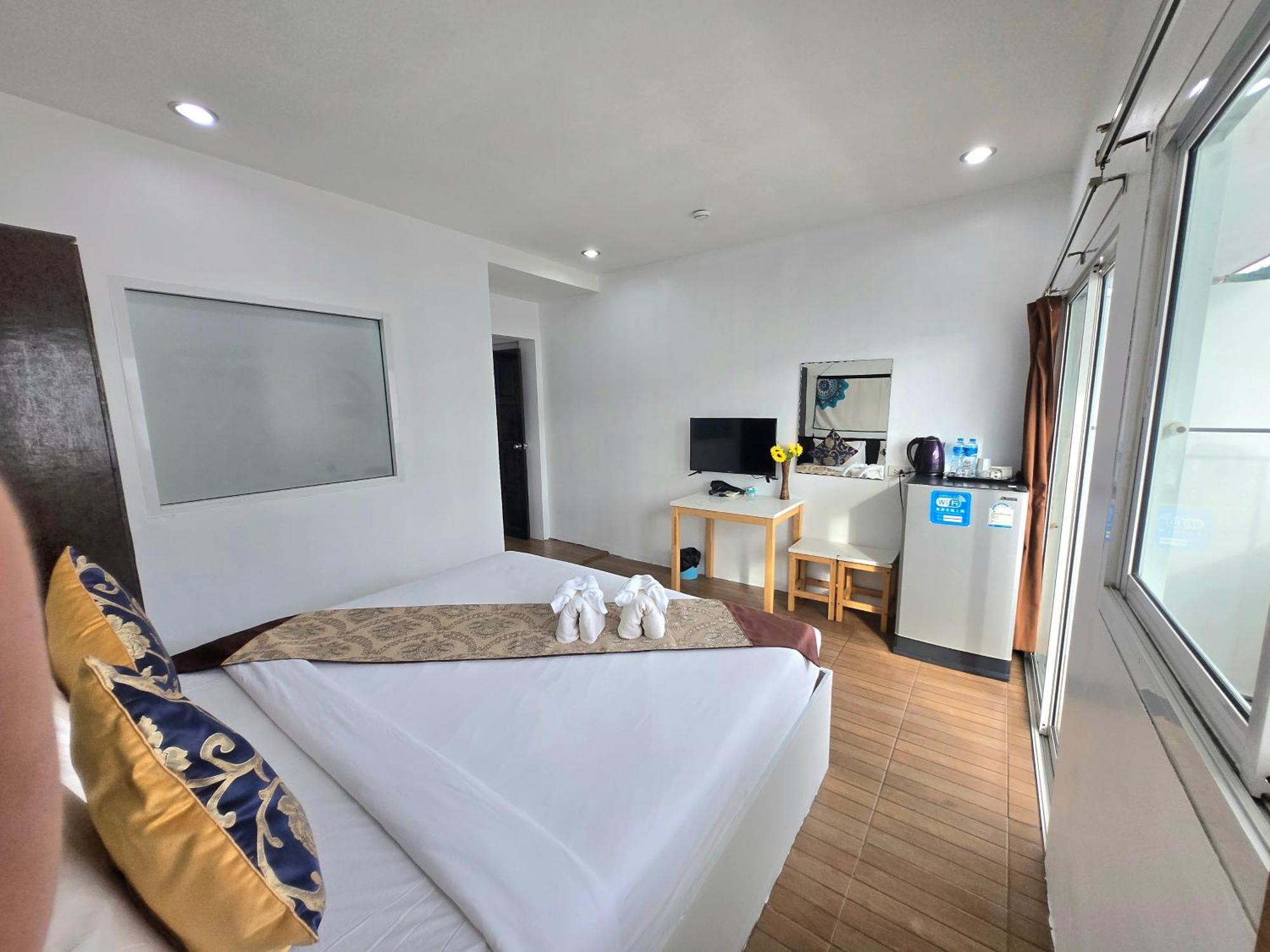 Happy 99 Guest House Patong Luaran gambar
